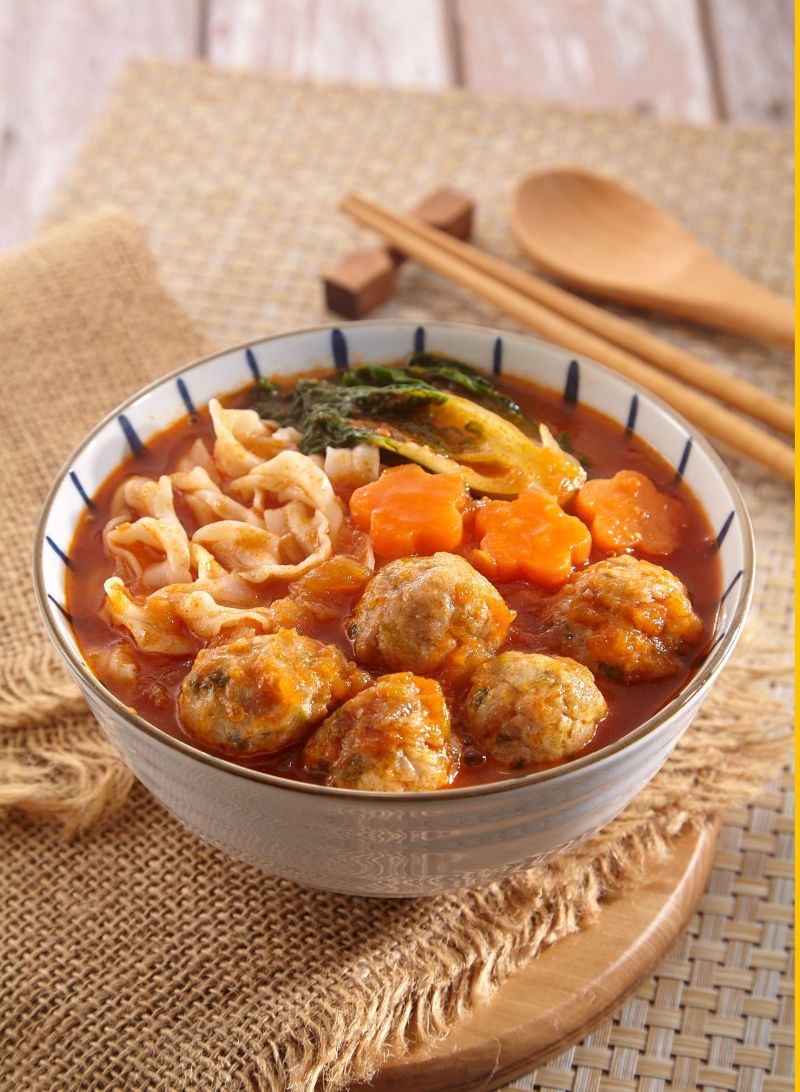 Tomato Soup Chicken Meatball Noodle (5 PCS)